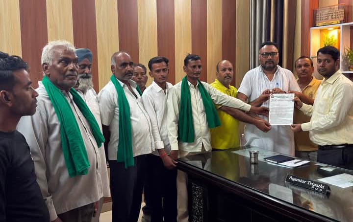 लखीमपुर खीरी : भारतीय किसान यूनियन एवं क्रांतिकारी किसान समिति ने किसानों की समस्याओं को लेकर एसडीएम को सौंपा ज्ञापन, शीघ्र समाधान न होने पर दी आंदोलन की चेतावनी