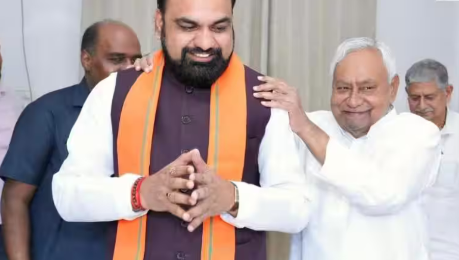 बिहार: नीतीश कुमार से अलग अंदाज में मिले CM सम्राट चौधरी