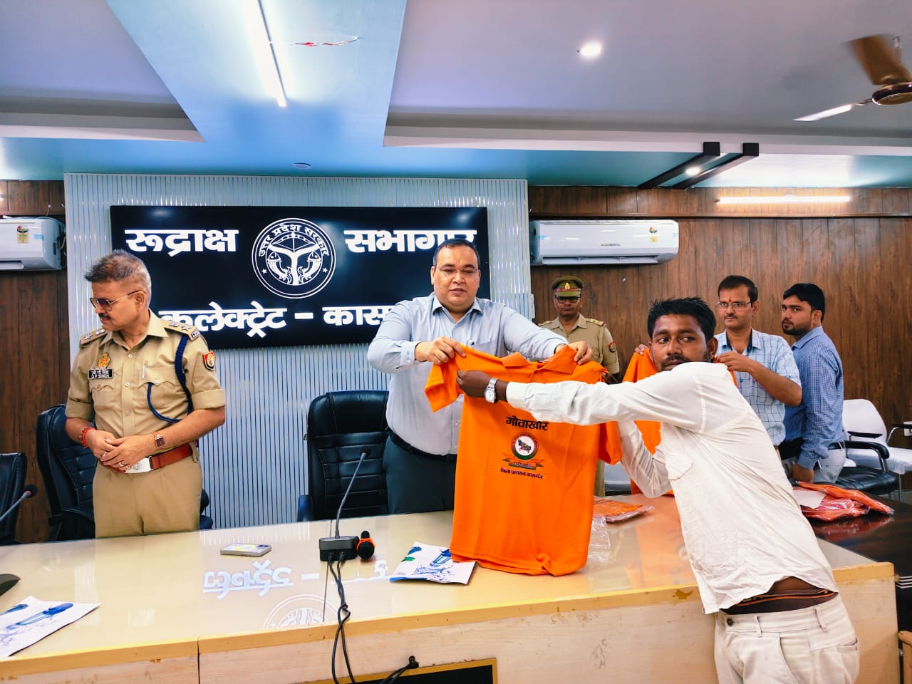 कासगंज: जनपद में जिलाधिकारी पुलिस अधीक्षक ने गोताखोर को टीशर्ट की वितरित  कहा कांवड़ यात्रा में होगी आसान पहचान