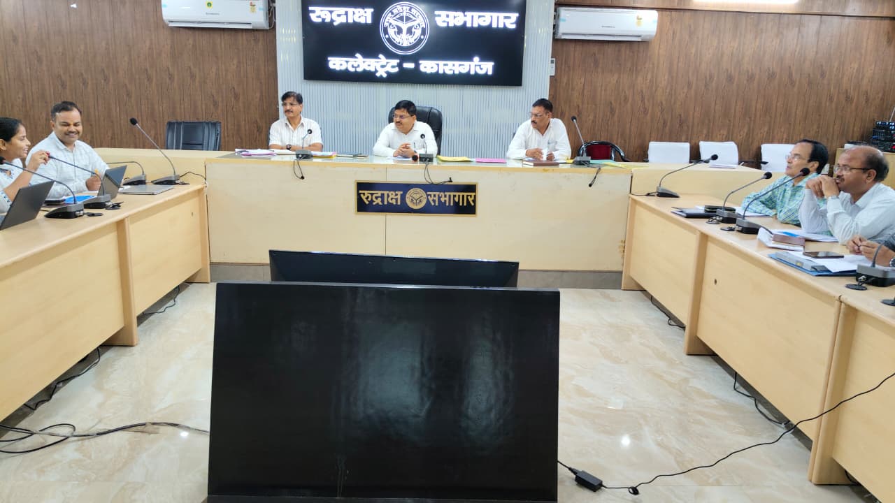 कासगंज :जिला विकास अधिकारी की अध्यक्षता में मीटिंग सम्पन्न