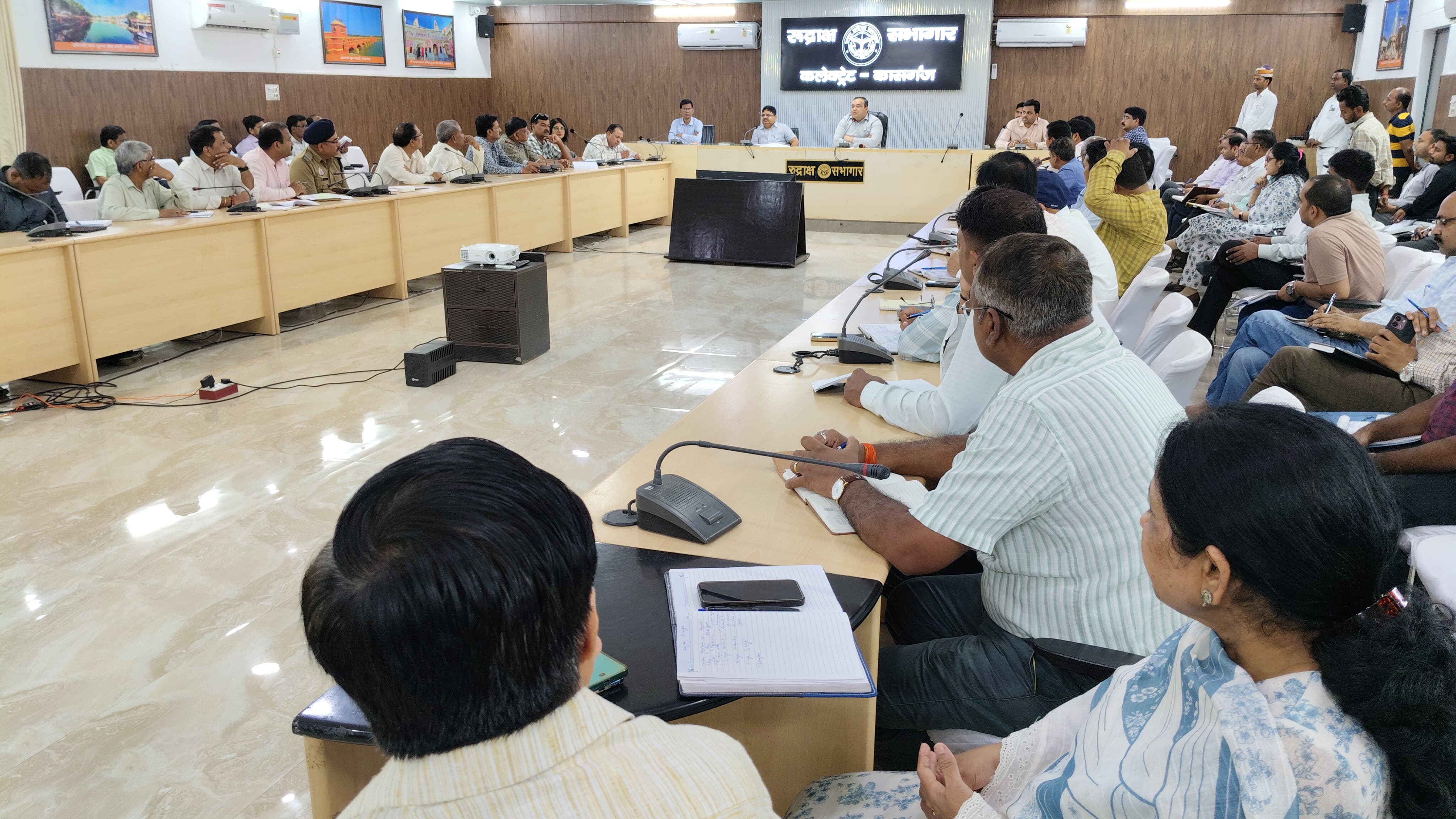 कासगंज :जिलाधिकारी प्रणय सिंह की अध्यक्षता में हर घर तिरंगा अभियान ओर स्वतंत्रता दिवस के सफल आयोजन की बैठक