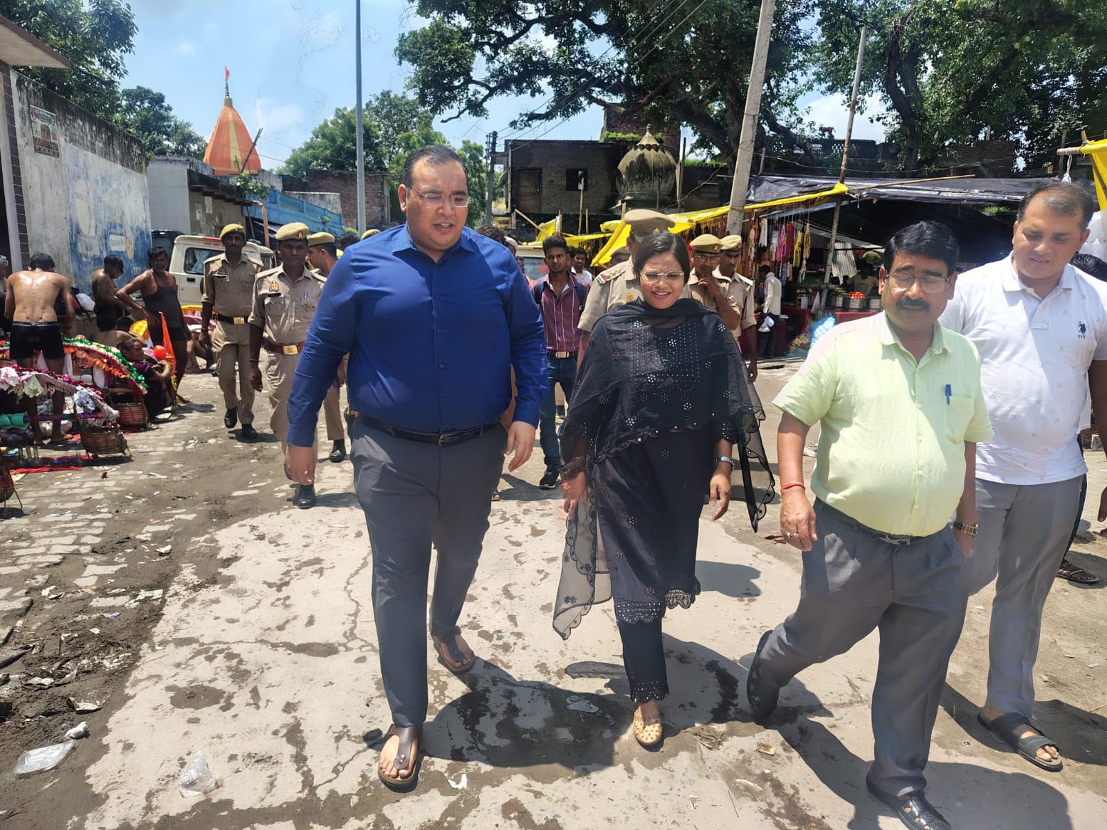 कासगंज :जिला अधिकारी प्रणायसिंह ने लहरा घाट पहुंचकर कावड़ियों की स्थिति का जायजा लिया