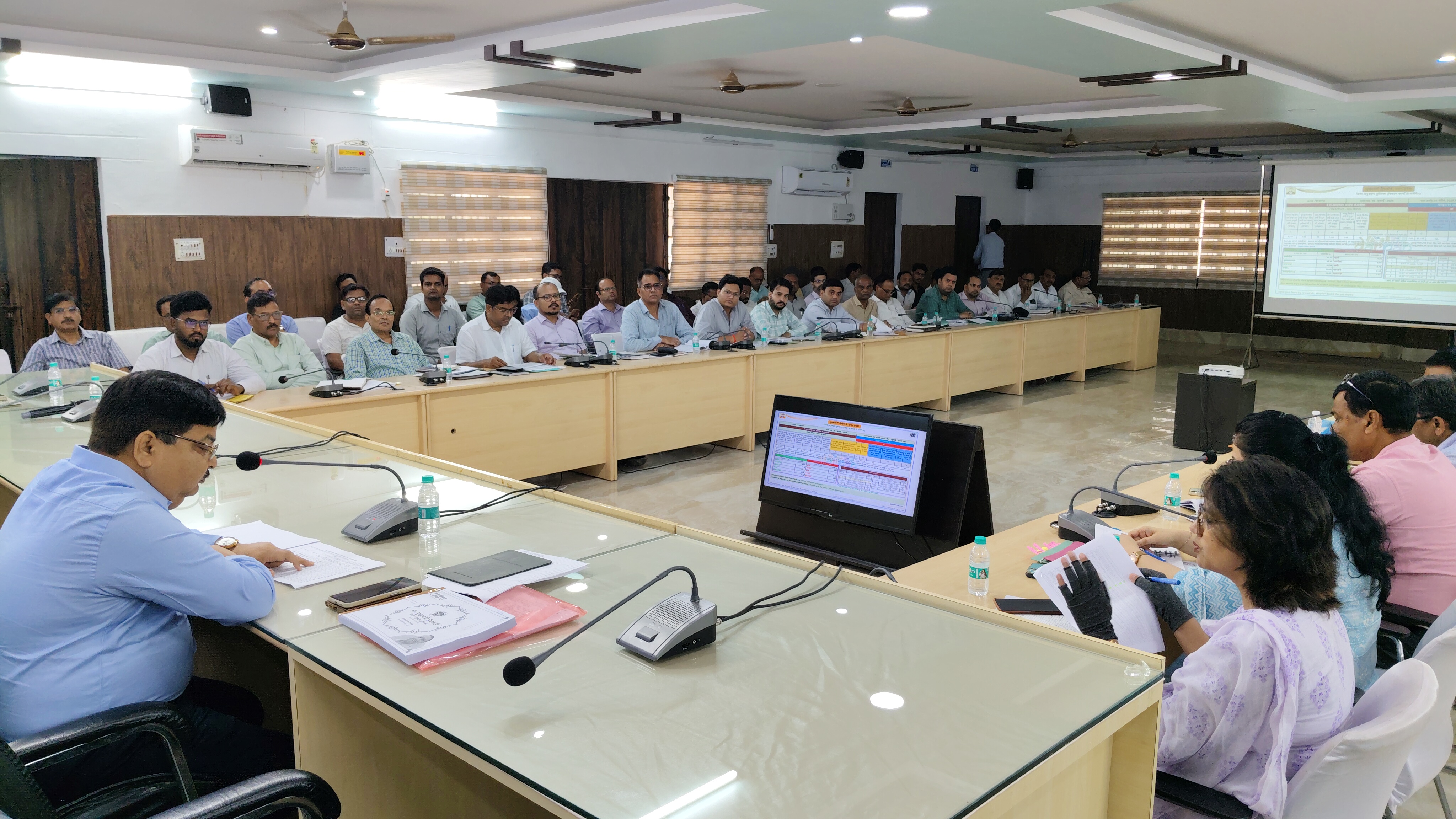 कासगंज: मुख्य विकास अधिकारी बीरेंद्रसिंह की अध्यक्षता में सीएम डैशबोर्ड विकाश कार्यों एवं निर्माण कार्यों की समीक्षा बैठक