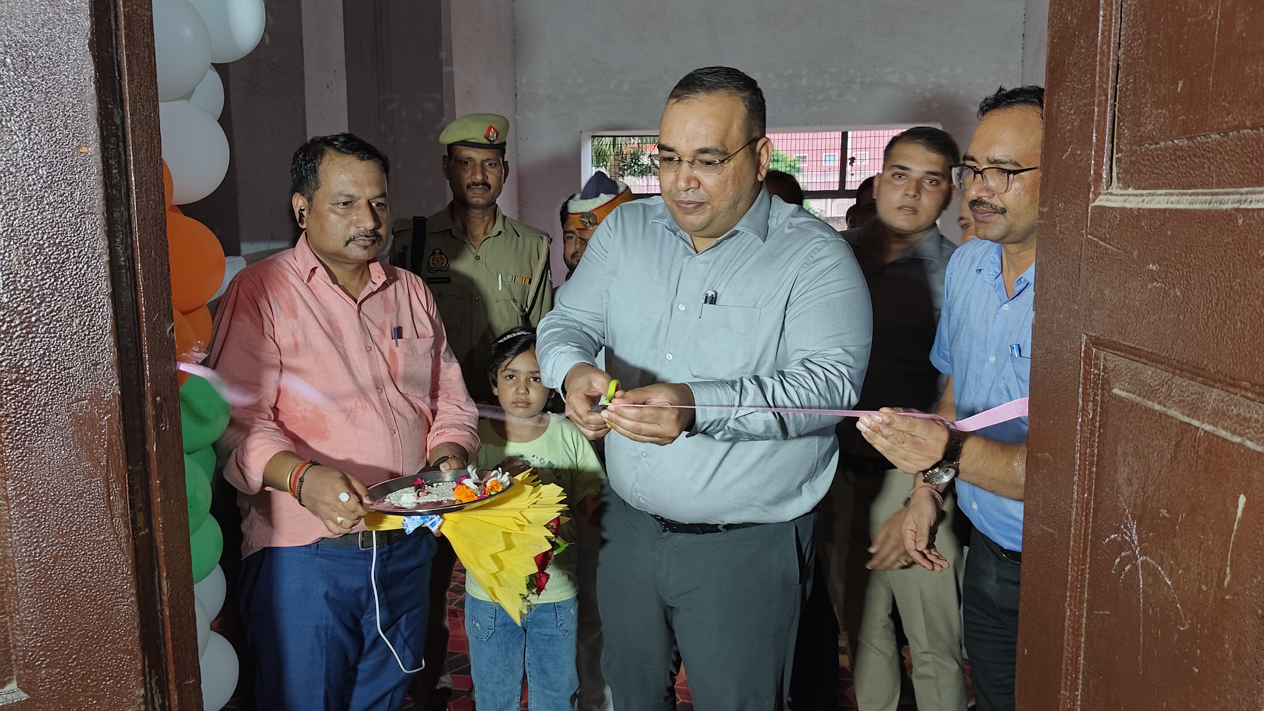 कासगंज: जिला अधिकारी मुख्य विकास अधिकारी बीरेंद्र सिंह ने फीता काट कर किया शुभ आरम्भ
