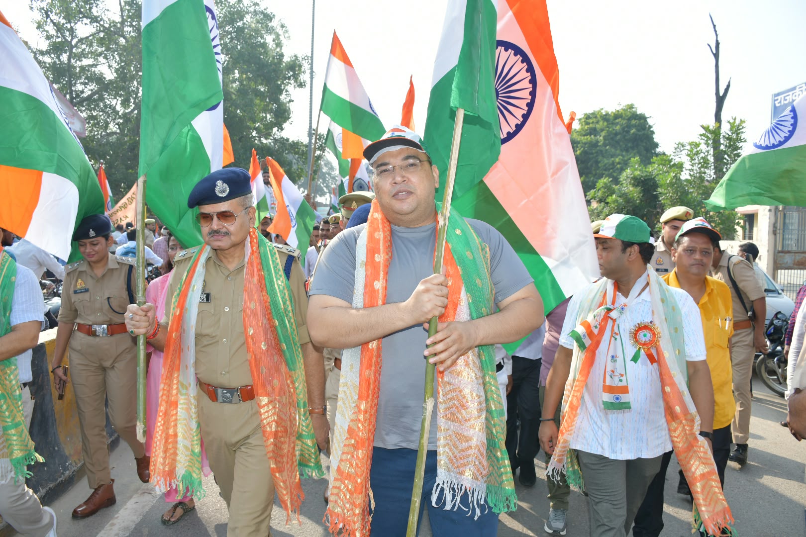 कासगंज :हर घर तिरंगा यात्रा के तहत जिला अधिकारी एवं पुलिस अधीक्षक के नेतृत्व में कासगंज में निकली भव्य तिरंगा यात्रा