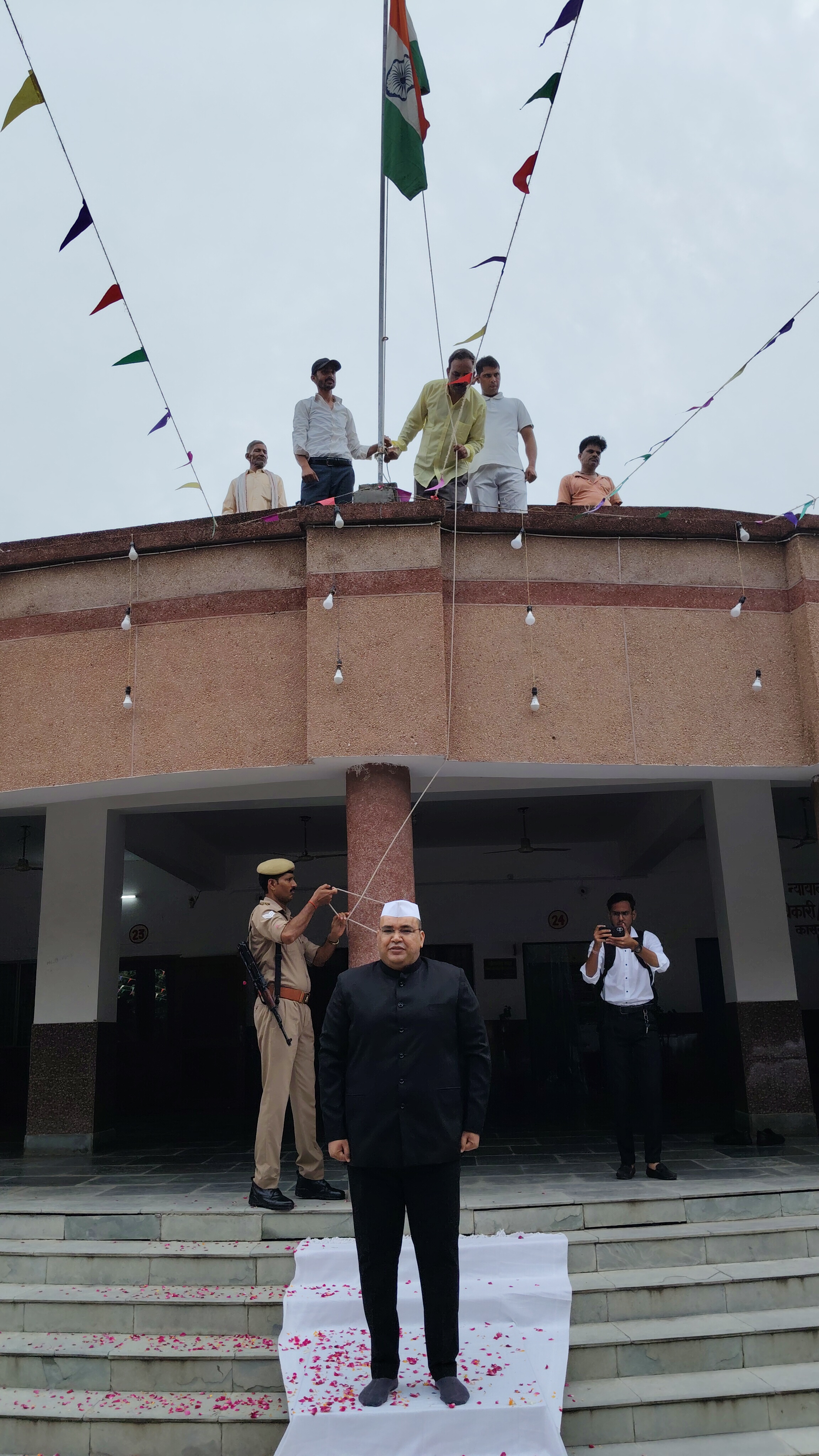 कासगंज:80वे स्वतंत्रता दिवस पर जिला अधिकारी ने कलेक्ट्रेट में फैलाया ध्वज