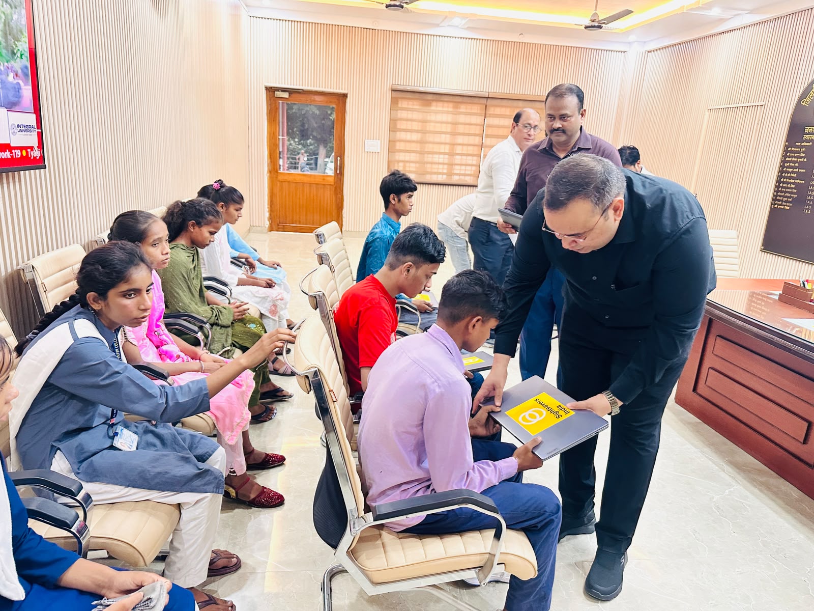 कासगंज प्रणय सिंह ने दृष्टिबाधित छात्र छात्राओं को लैपटॉप उपलब्ध कराएं शिक्षा में मिलेगी नई तकनीकी