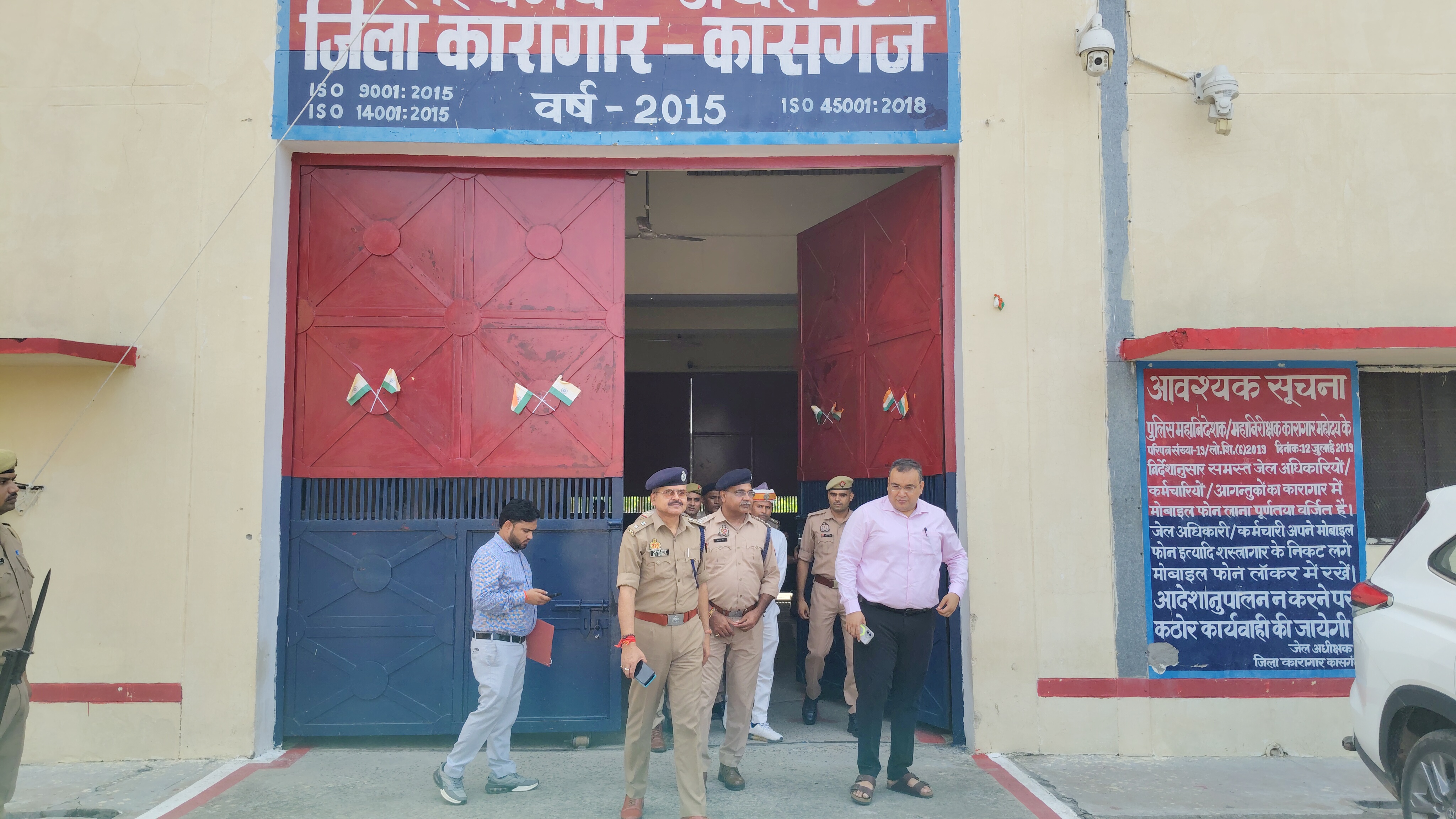 कासगंज जिलाधिकारी प्रणय सिंह पुलिस अधीक्षक ओपी सिंह ने जिला कारागार का निरीक्षण कर अधिकारियों के दिए निर्देश