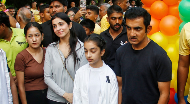 साइकिल चलाते दिखे कोच गौतम गंभीर: फिट इंडिया पर दिया बड़ा संदेश