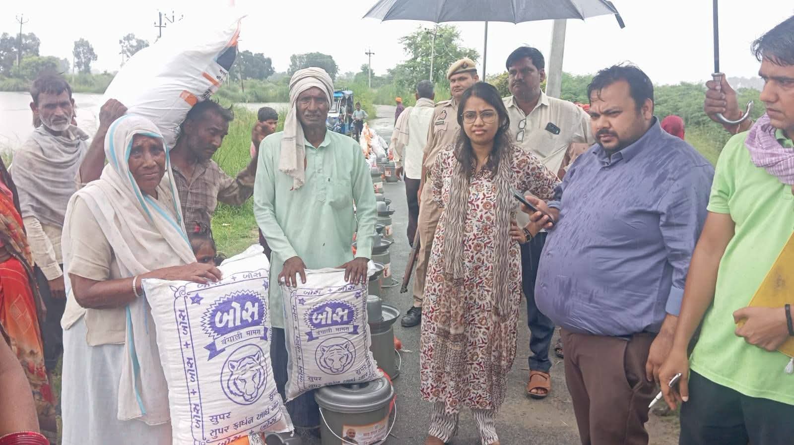 फर्रुखाबाद में बाढ़ का असर बढ़ा, 36 गांवों के 27 हजार से अधिक लोग प्रभावित; राहत-बचाव कार्य तेज