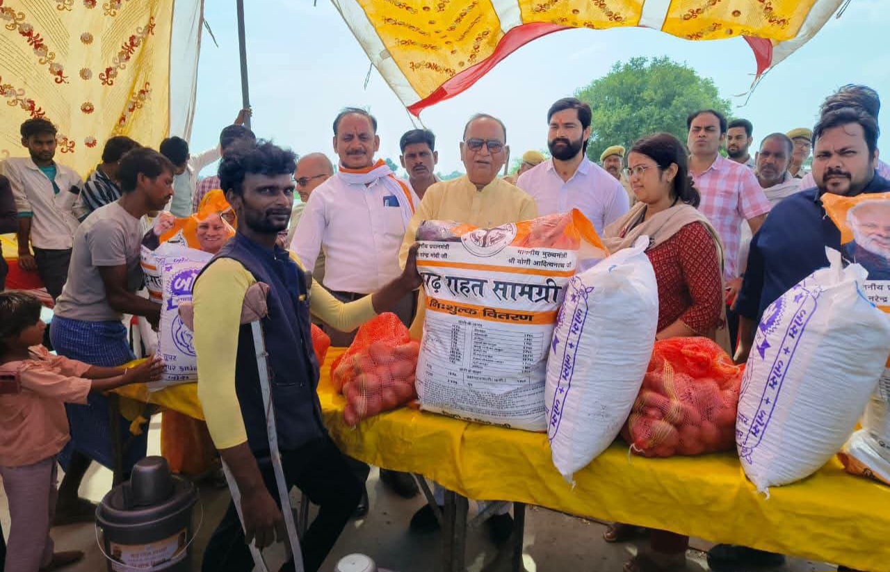 फर्रुखाबाद:बाढ़ प्रभावित मंझा की मड़ैया पहुंचे विधायक सुशील शाक्य, राहत सामग्री वितरित कर सुनीं ग्रामीणों की समस्याएं