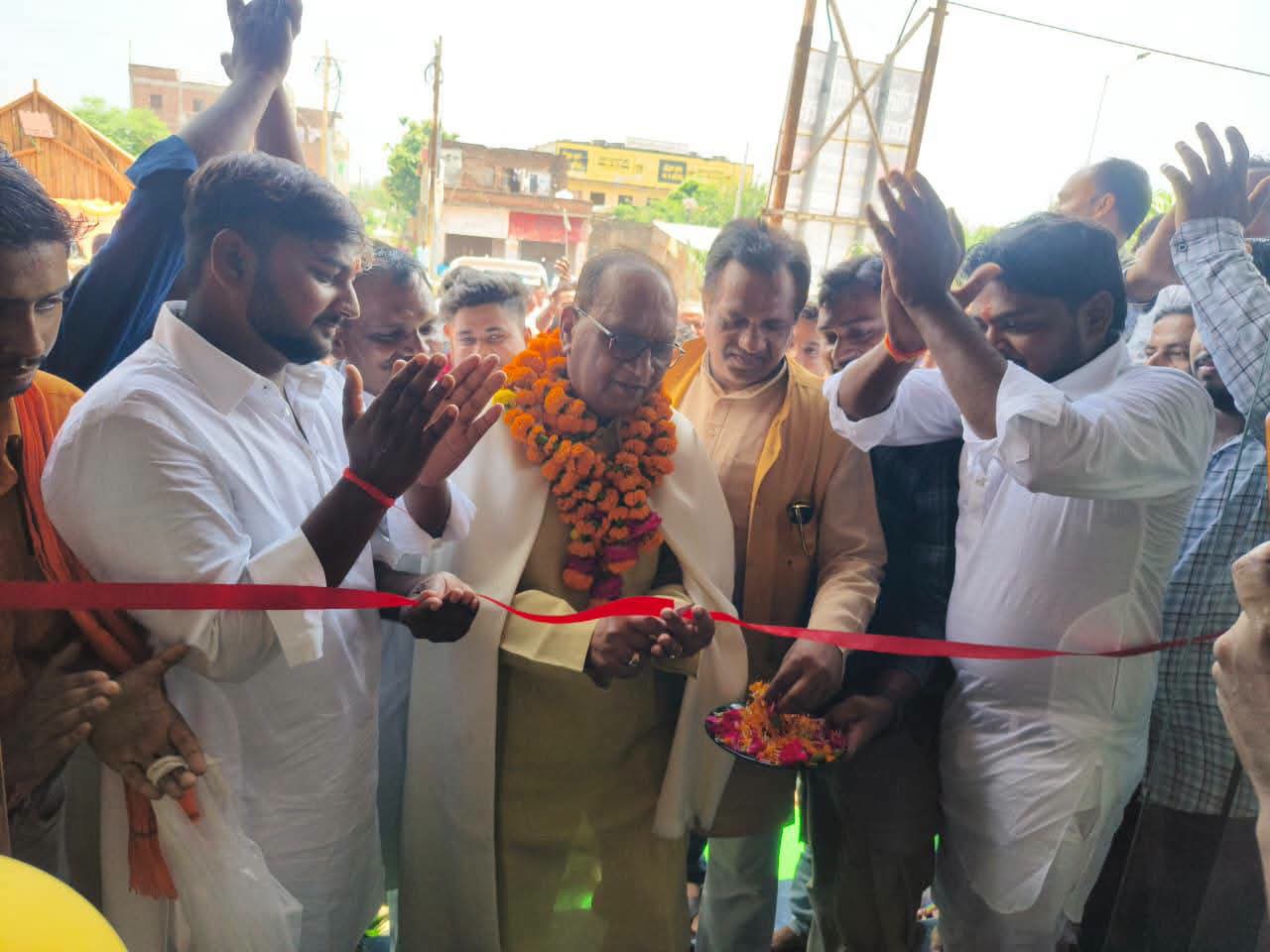 फर्रुखाबाद: विधायक सुशील शाक्य ने ‘द गोल्डन एम्पायर होटल एंड रेस्टोरेंट’ का किया शुभारंभ।