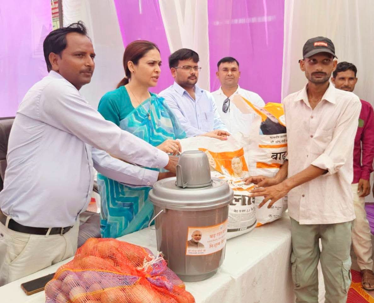 फर्रुखाबाद:शमशाबाद मंडी में बाढ़ पीड़ितों को राहत सामग्री का वितरण, विधायक सुरभि ने दिया हरसंभव मदद का भरोसा