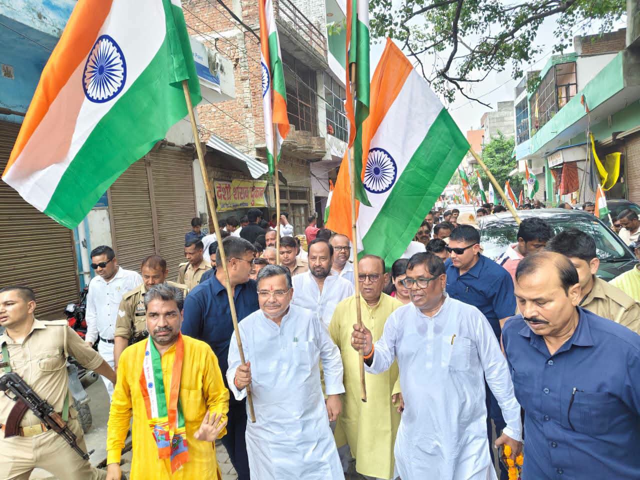 फर्रुखाबाद में गूंजा ‘हर घर तिरंगा’ का संदेश, प्रभारी मंत्री जयवीर सिंह ने पटेल पार्क से तिरंगा यात्रा को किया रवाना