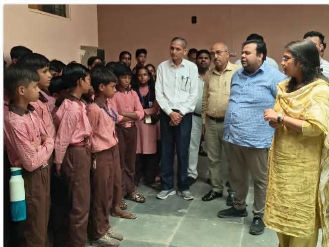 फर्रुखाबाद:शिक्षिका के समर्थन में 100 स्कूली बच्चों का तहसील पहुंचना, ट्रैक्टर-ट्रॉली से लाए जाने पर मचा हड़कंप