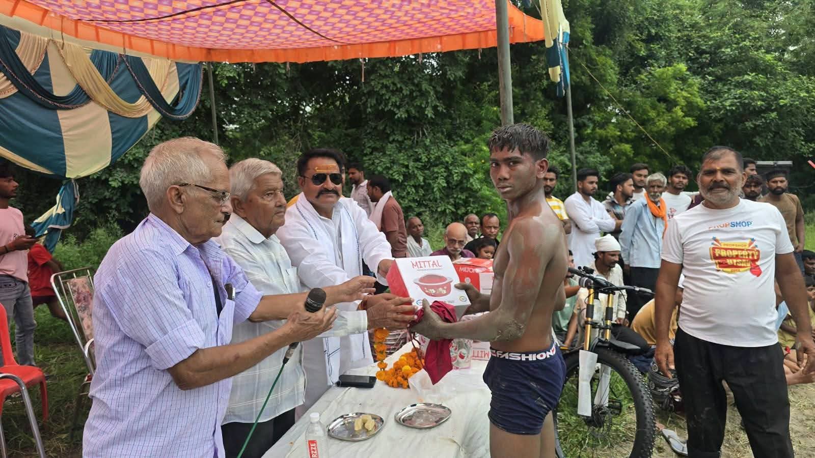 फर्रुखाबाद:नाग पंचमी पर सकवाई में सजा भव्य दंगल, पहलवानों ने दिखाए दमदार दांव-पेच