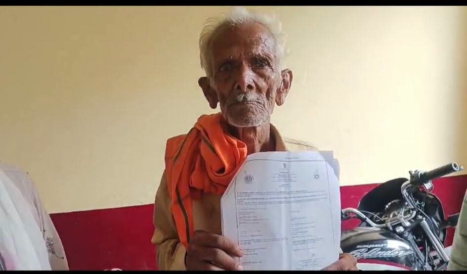 फर्रुखाबाद:जिंदा बुजुर्ग को कागजों में मृत दिखाकर 25 बीघा जमीन हड़पने का आरोप, तहसील समाधान दिवस में पहुंचा पीड़ित