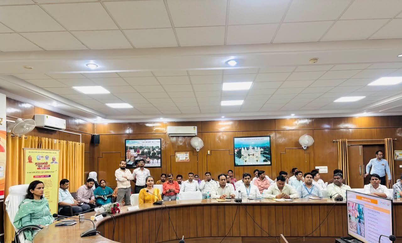 फर्रुखाबाद:युवाओं को उद्यमिता से जोड़ने के लिए क्षमता संवर्धन कार्यशाला आयोजित, योजनाओं की दी गई विस्तृत जानकारी