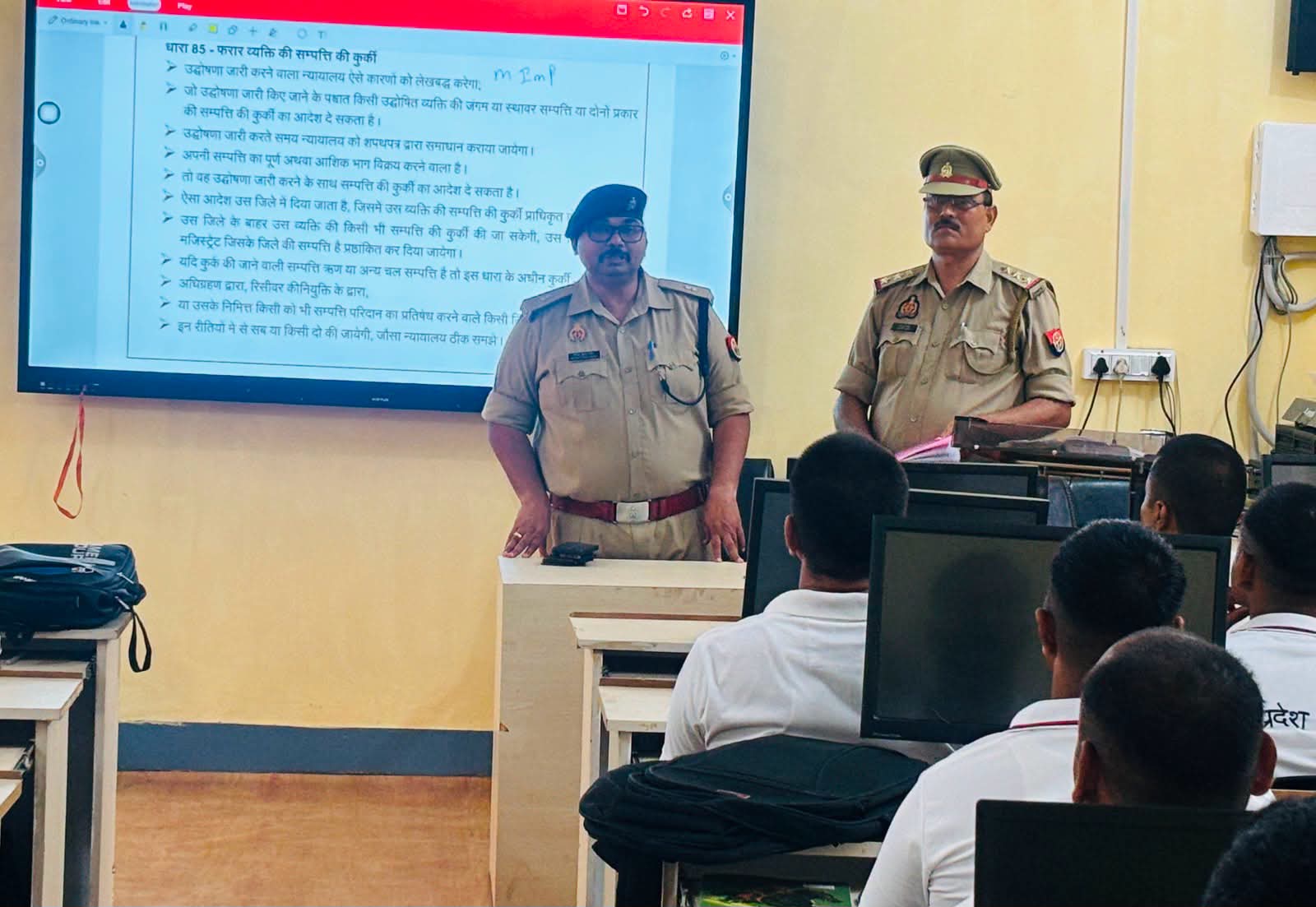 फर्रुखाबाद:कंप्यूटर ऑपरेटर प्रशिक्षुओं को एएसपी ने दिए तकनीकी कार्यों में दक्षता और साइबर सुरक्षा के निर्देश