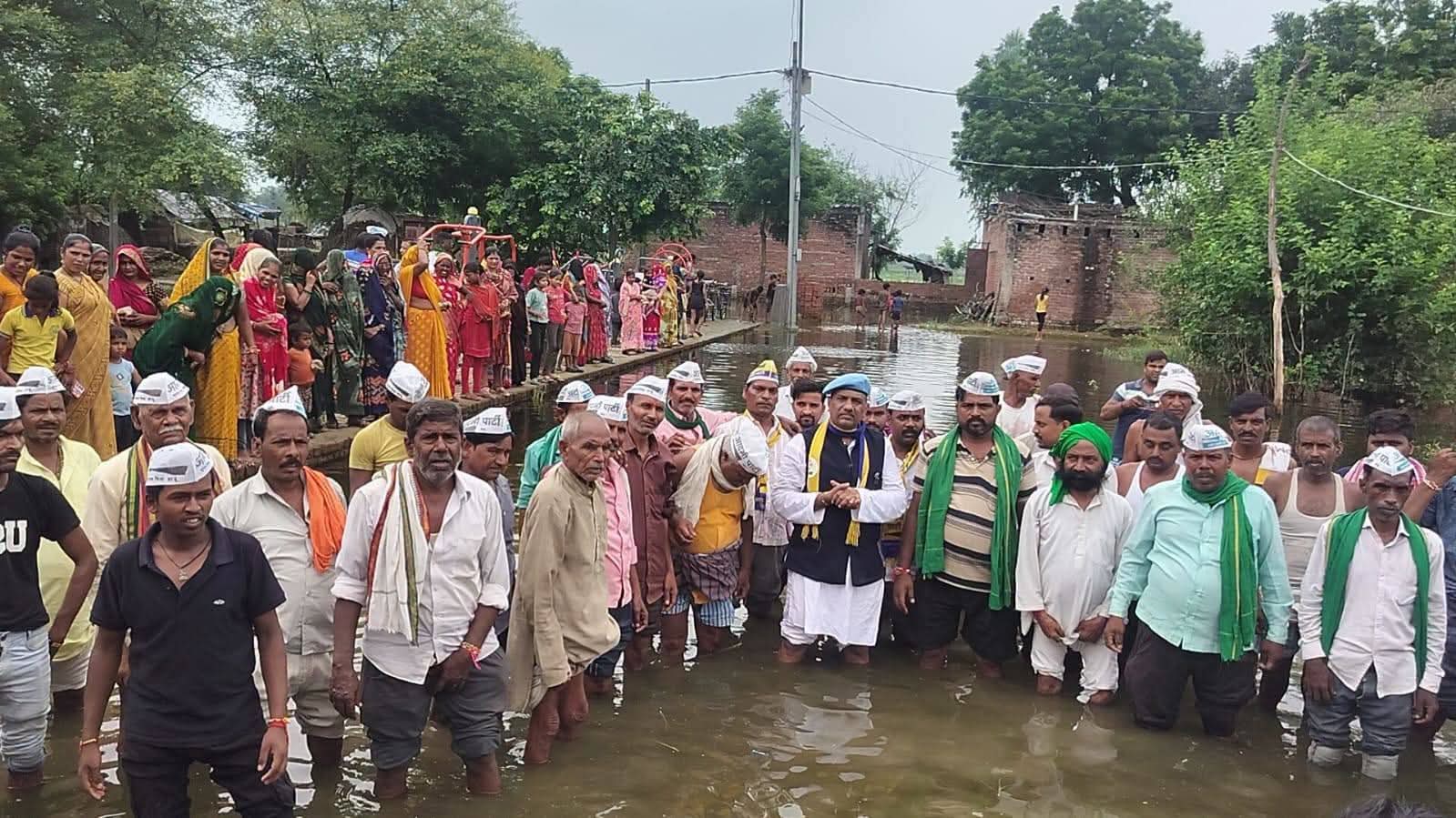 फर्रुखाबाद:हजारों ग्रामीणों ने लगाया प्रशासन पर अनदेखी का आरोप, पक्का नाला, स्वच्छ पेयजल और बाढ़ के स्थायी समाधान की मांग; 2 सितंबर को बड़े आंदोलन की तैयारी