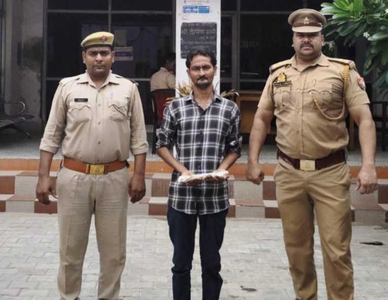 फर्रुखाबाद पुलिस ने अवैध तमंचा व कारतूस के साथ युवक को किया गिरफ्तार, आर्म्स एक्ट में मुकदमा दर्ज