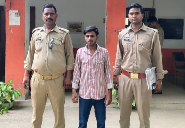 फर्रुखाबाद:अश्लील हरकत, मारपीट और वीडियो वायरल करने की धमकी के मामले में वांछित आरोपी गिरफ्तार, कायमगंज पुलिस की कार्रवाई