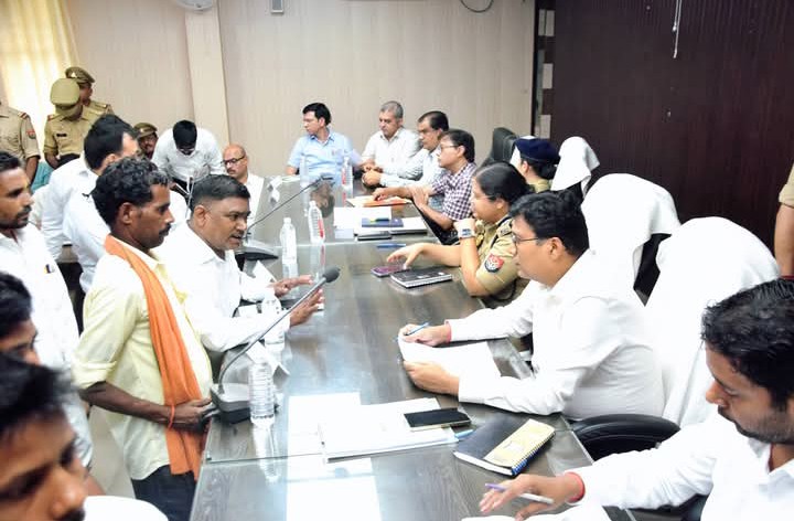 लखीमपुर खीरी : संपूर्ण समाधान दिवस में डीएम एसपी ने सुनीं समस्याएं, निस्तारण के दिए निर्देश