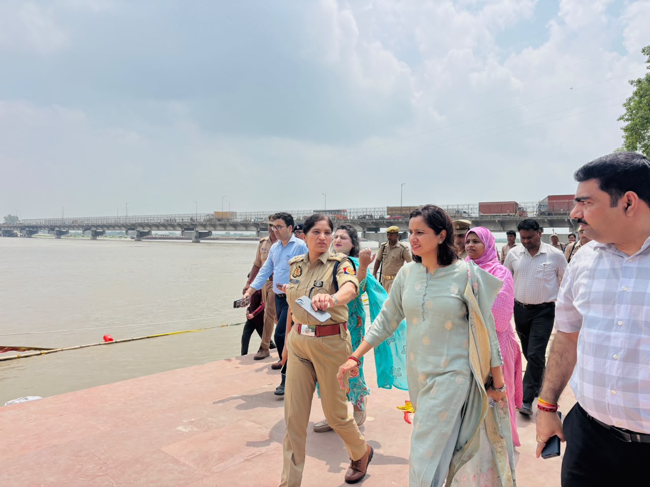 फर्रुखाबाद में गंगा खतरे के निशान से 20 सेंटीमीटर नीचे, 12 गांव बाढ़ से प्रभावित; प्रशासन अलर्ट, राहत कार्य तेज