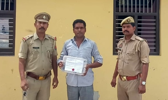 फर्रुखाबाद:कम्पिल पुलिस ने अवैध तमंचा व दो कारतूस के साथ युवक को किया गिरफ्तार, आर्म्स एक्ट में मुकदमा दर्ज