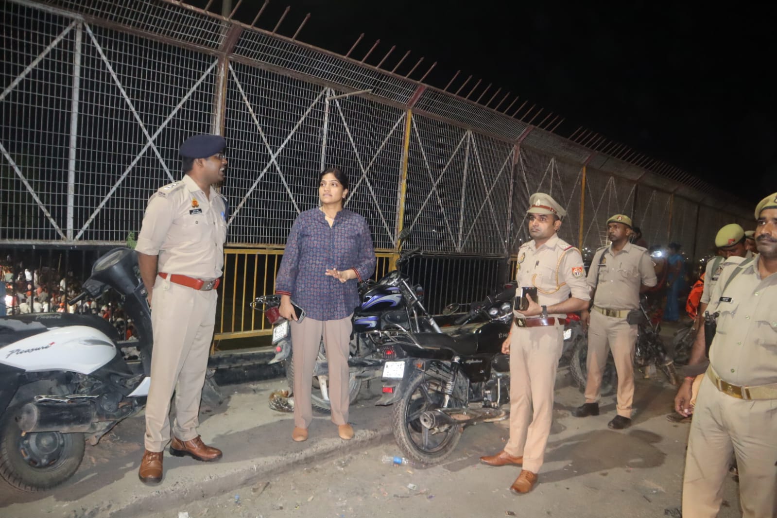 फर्रुखाबाद:श्रावण के प्रथम सोमवार पर एसपी आरती सिंह ने पांचाल घाट का किया निरीक्षण, सुरक्षा व्यवस्था का लिया जायजा