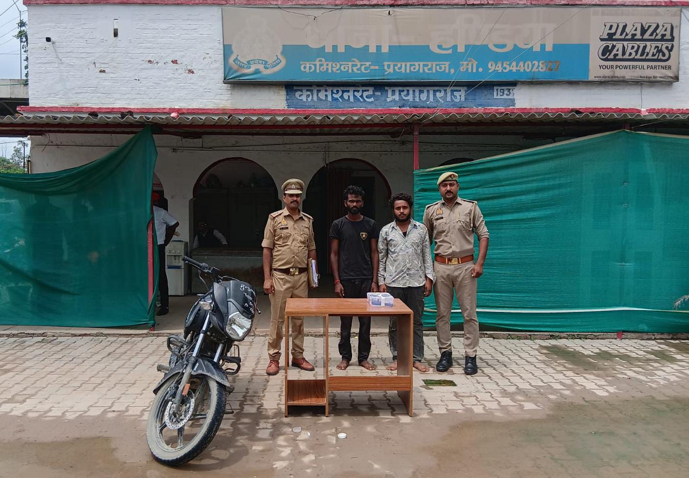 प्रयागराज: थाना हण्डिया पुलिस टीम द्वारा 02 अभियुक्त गिरफ्तार, कब्जे से चोरी की 01 मोटरसाइकिल व 01 अवैध देशी तमंचा, 01 कारतूस .315 बोर बरामद