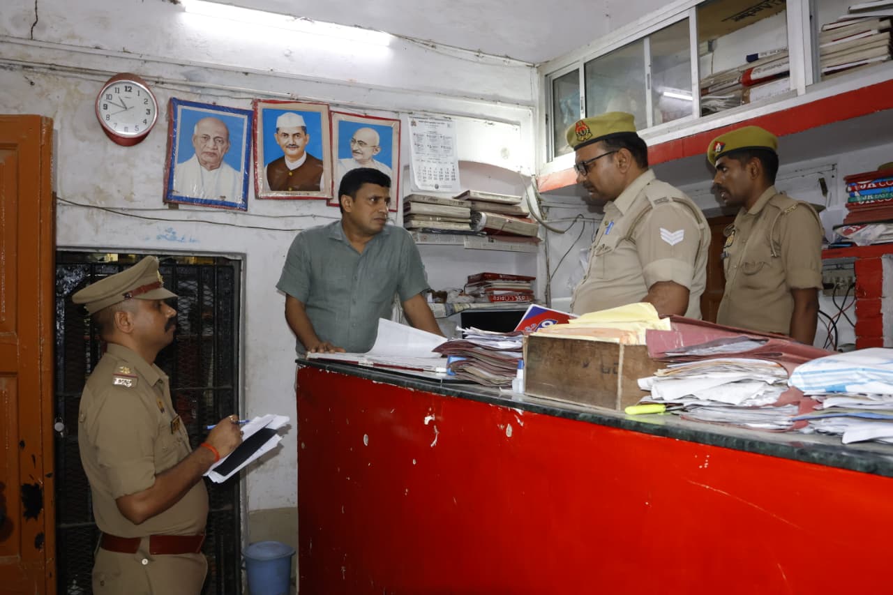 पुलिस आयुक्त प्रयागराज द्वारा थाना घूरपुर परिसर का औचक निरीक्षण किया गया।