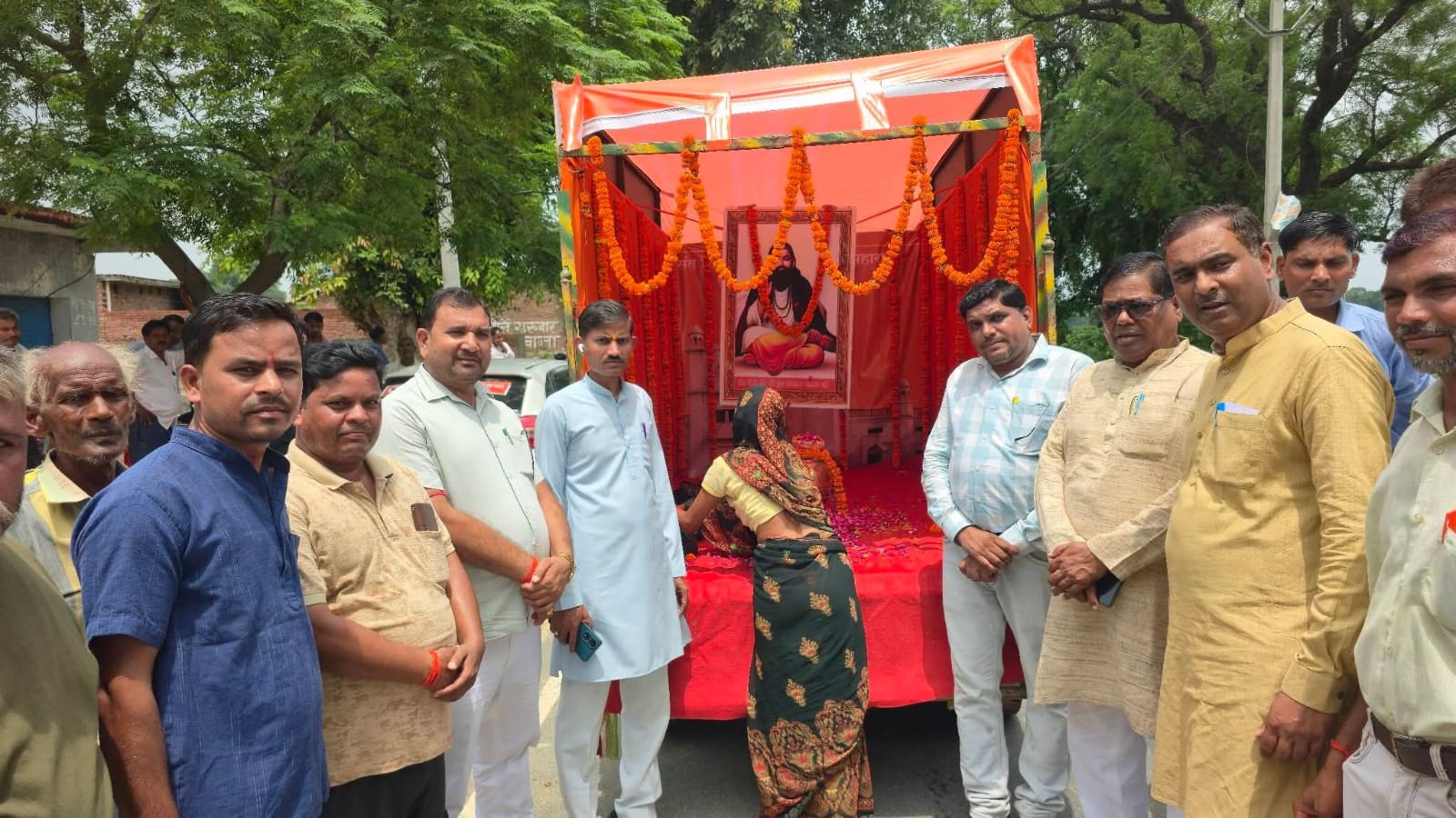 फर्रुखाबाद: नवाबगंज मंडल पहुंची संत शिरोमणि गुरु रविदास जी महाराज की कलश यात्रा, भाजपा कार्यकर्ताओं ने किया भव्य स्वागत