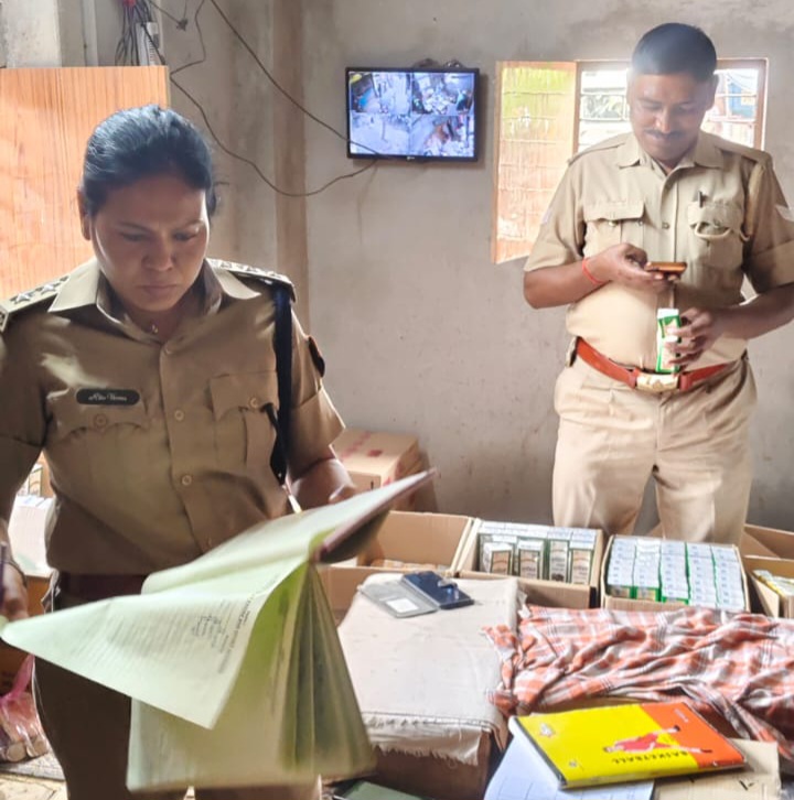 फर्रुखाबाद में आबकारी विभाग का अभियान तेज, दुकानों का औचक निरीक्षण कर जांचे अभिलेख