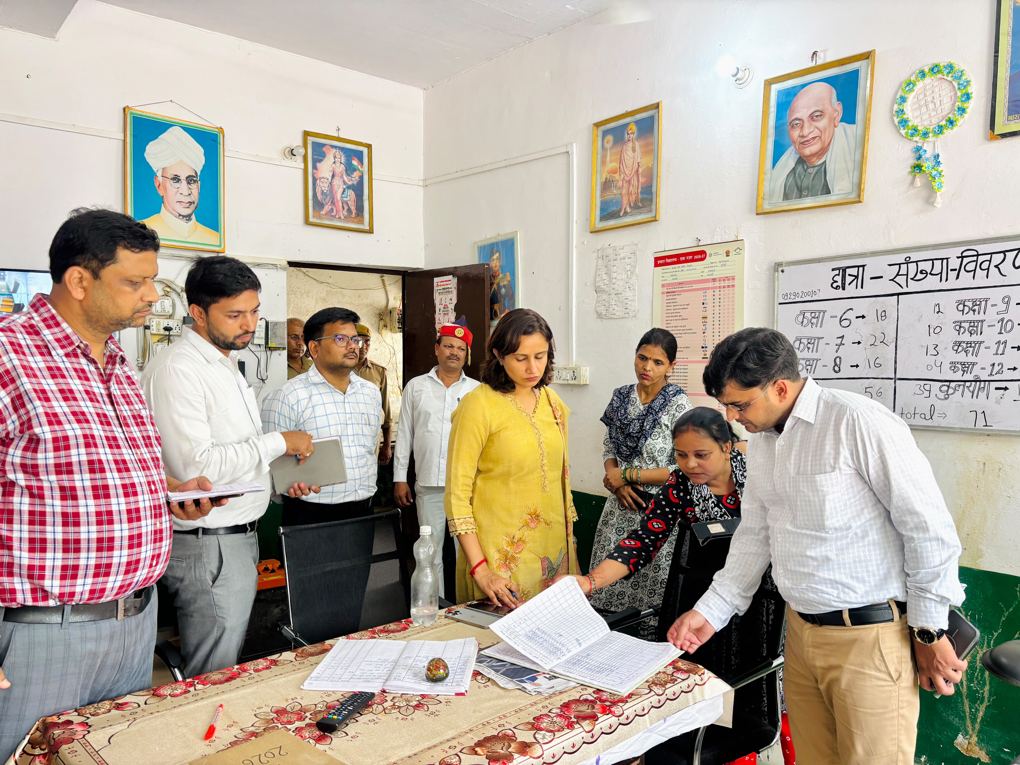 फर्रुखाबाद:डीएम ने प्राथमिक विद्यालय अजीजाबाद और कस्तूरबा गांधी विद्यालय रजलामई का किया औचक निरीक्षण, शिक्षा व्यवस्था परखी