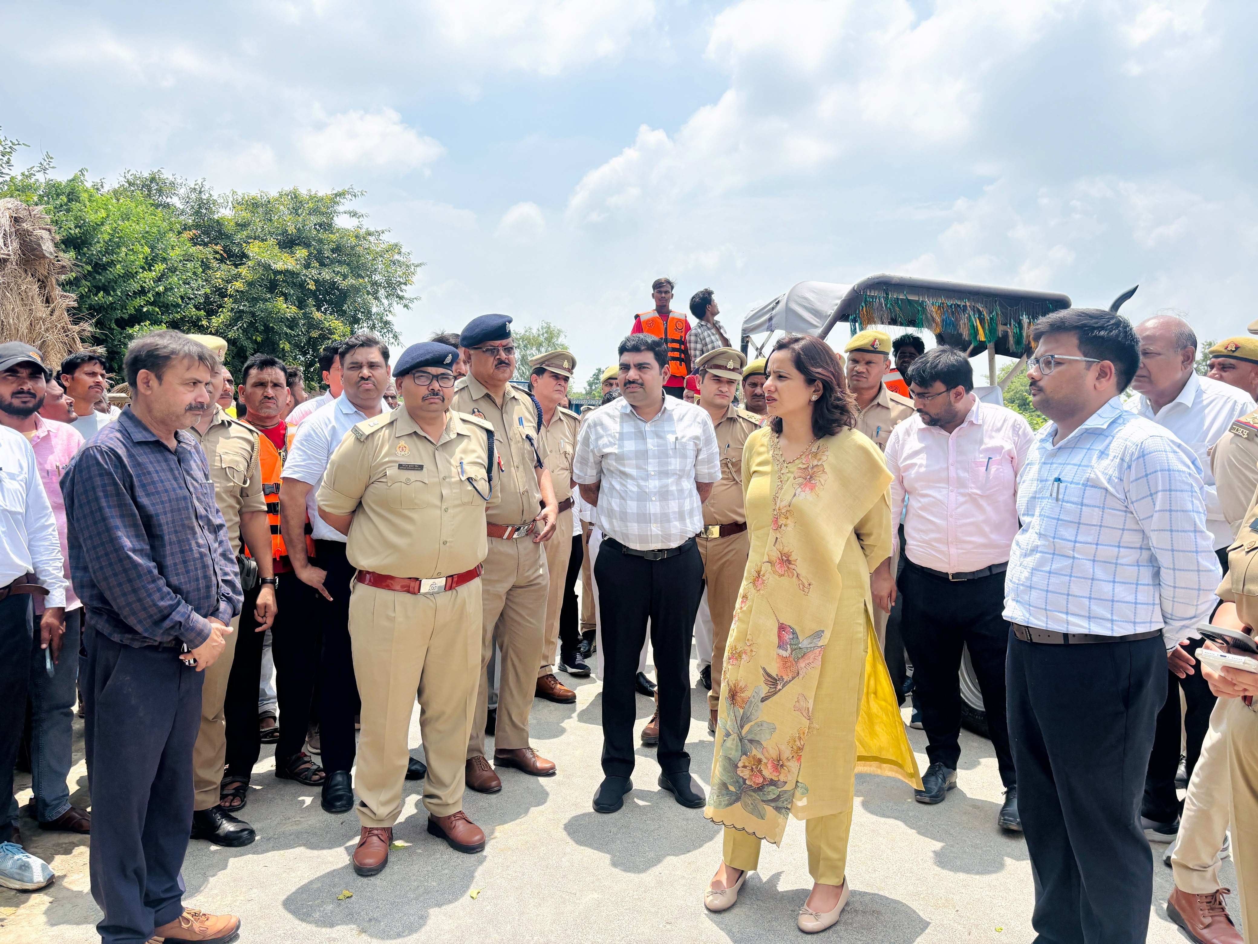 फर्रुखाबाद:नरौरा बैराज से पानी छोड़े जाने के बाद बढ़ा गंगा का जलस्तर, डीएम ने अजीजाबाद, शरणालय और ढाईघाट का किया निरीक्षण