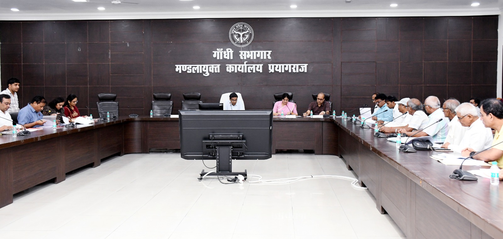 प्रयागराज:मंडलायुक्त डॉ. लोकेश एम. ने विद्युत सुरक्षा की समीक्षा करते हुए खुले एवं असुरक्षित वितरण परिवर्तकों की प्राथमिकता के आधार पर फेंसिंग/बैरिकेडिंग कराने के निर्देश दिए