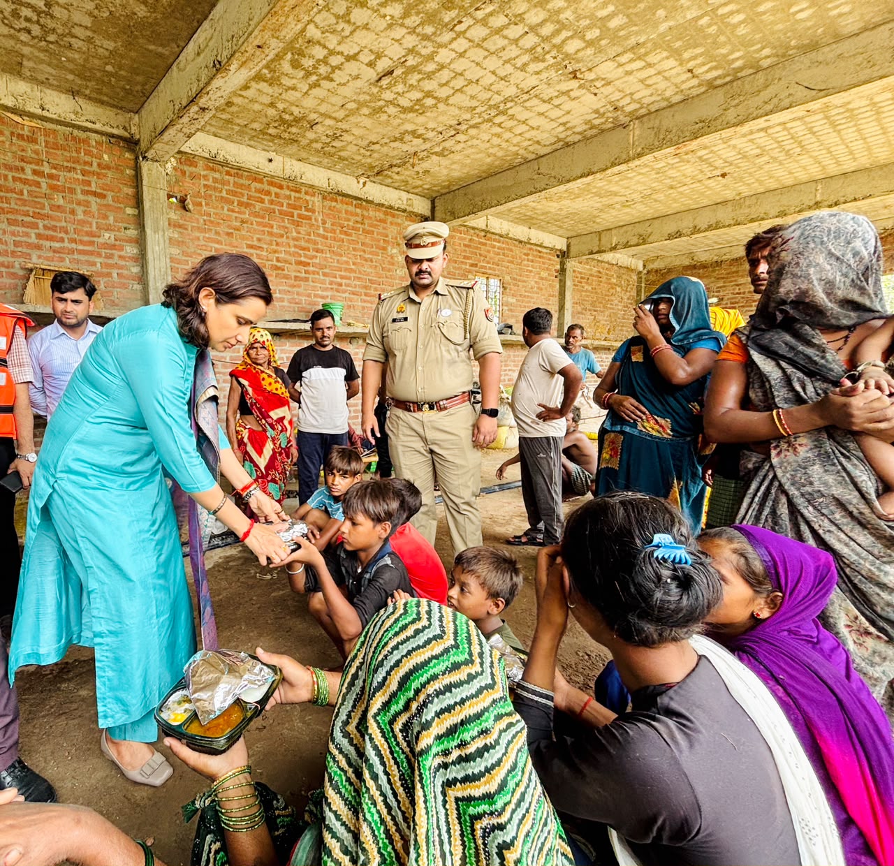 फर्रुखाबाद:बाढ़ प्रभावित गांवों में पहुंचीं जिलाधिकारी, राहत कार्यों का लिया जायजा