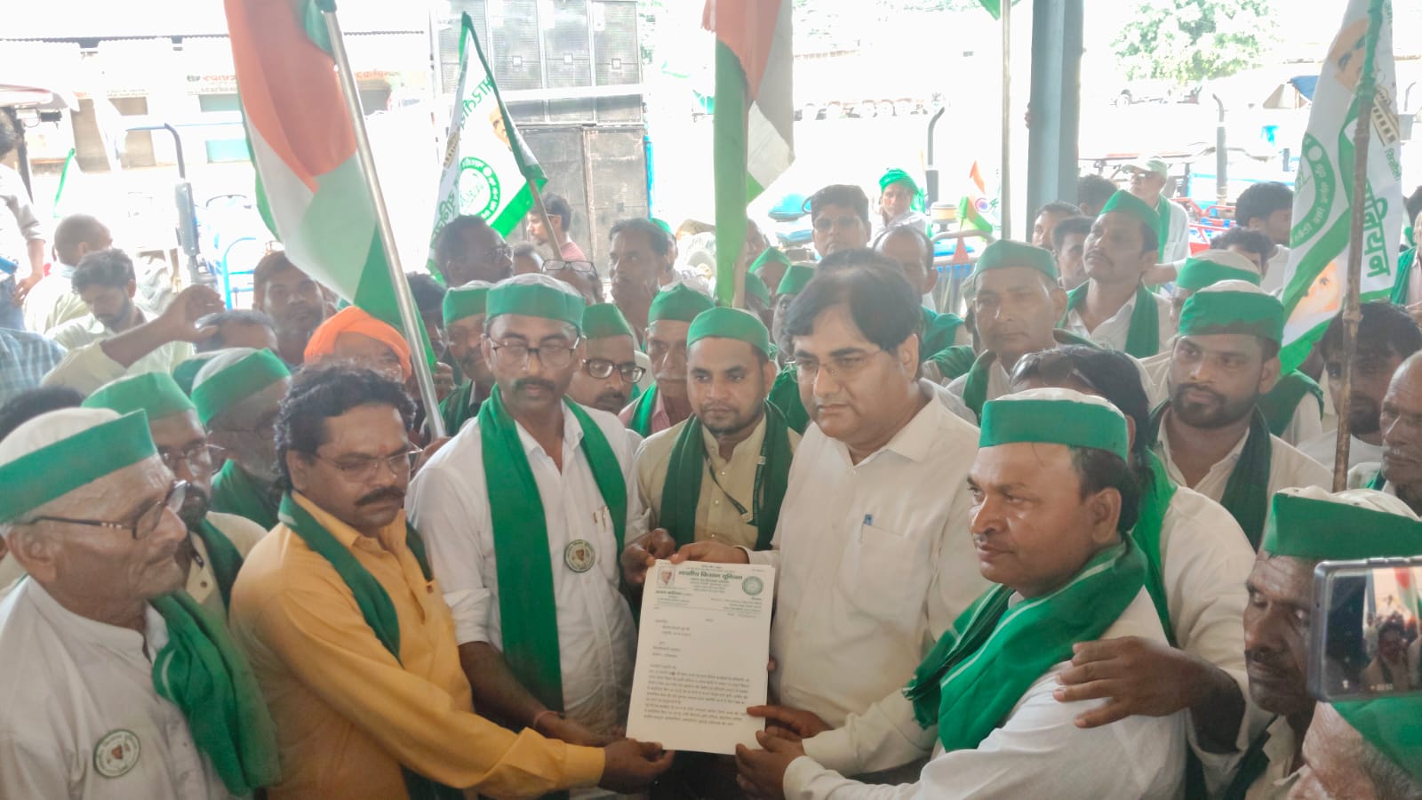 फर्रुखाबाद में भाकियू टिकैत ने निकाली ट्रैक्टर तिरंगा यात्रा, किसानों ने उठाई जमीन और एमएसपी की आवाज