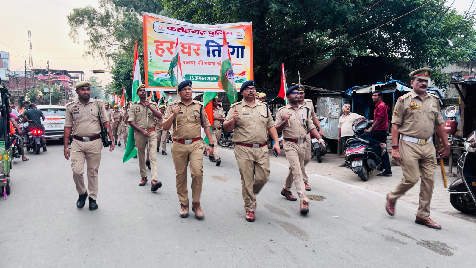 फर्रुखाबाद:फतेहगढ़ पुलिस ने निकाली तिरंगा यात्रा, दिया राष्ट्रभक्ति और एकता का संदेश