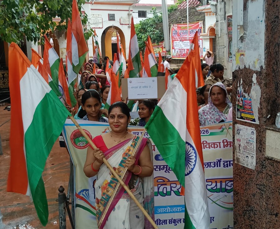 फर्रुखाबाद:हर घर तिरंगा अभियान के तहत महिलाओं ने निकाली विशाल तिरंगा यात्रा, देशभक्ति के नारों से गूंजा शहर