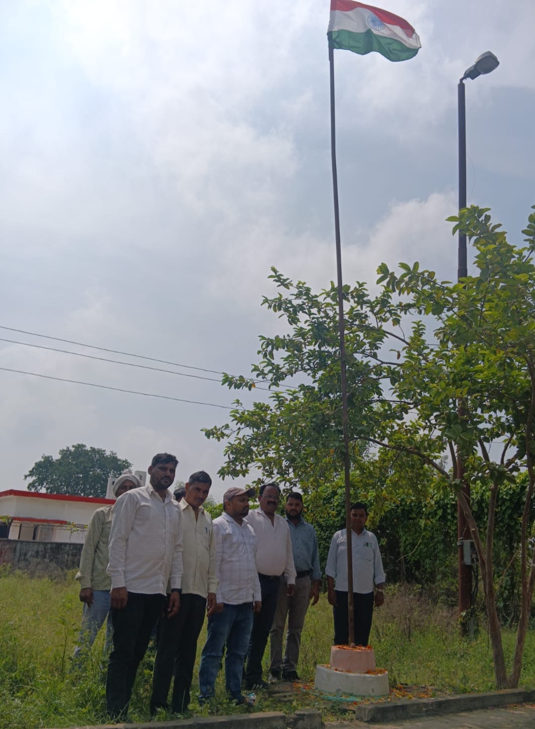 आजमगढ़:स्वतंत्रता दिवस पर SDO सत्य कुमार ने उपभोक्ताओं और कर्मचारियों के साथ किया ध्वजारोहण