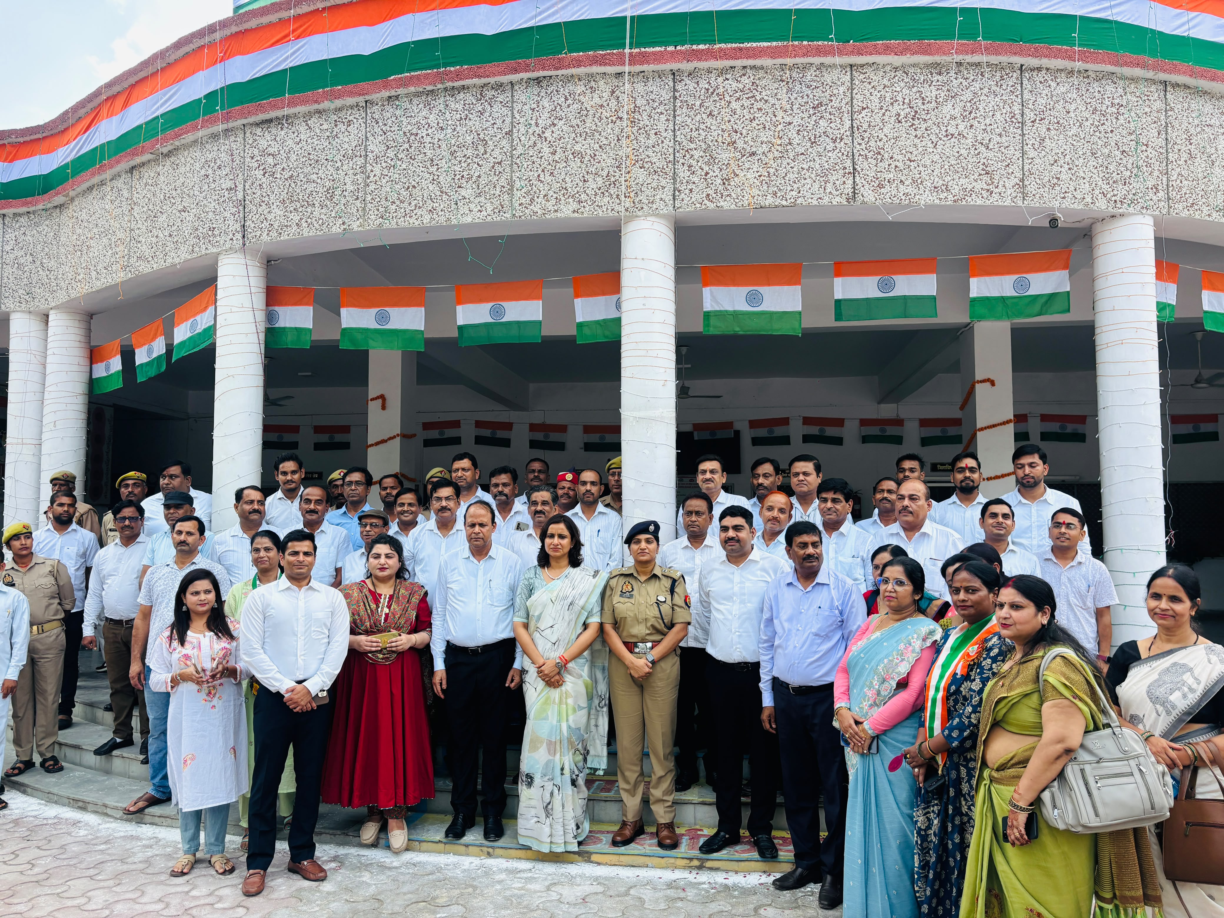 फर्रुखाबाद में गरिमा और भव्यता के साथ मनाया गया 80वां स्वतंत्रता दिवस, वीर सपूतों को किया नमन