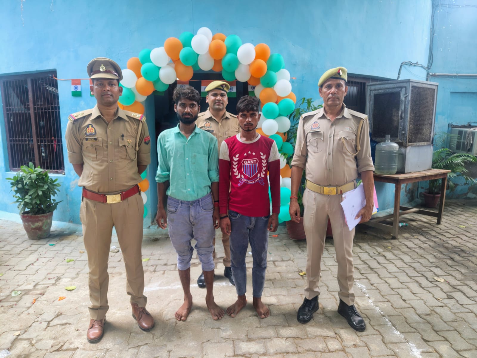 फर्रुखाबाद:पत्नी को गंगा नदी में फेंकने के मामले में दो आरोपी गिरफ्तार, मोटरसाइकिल बरामद