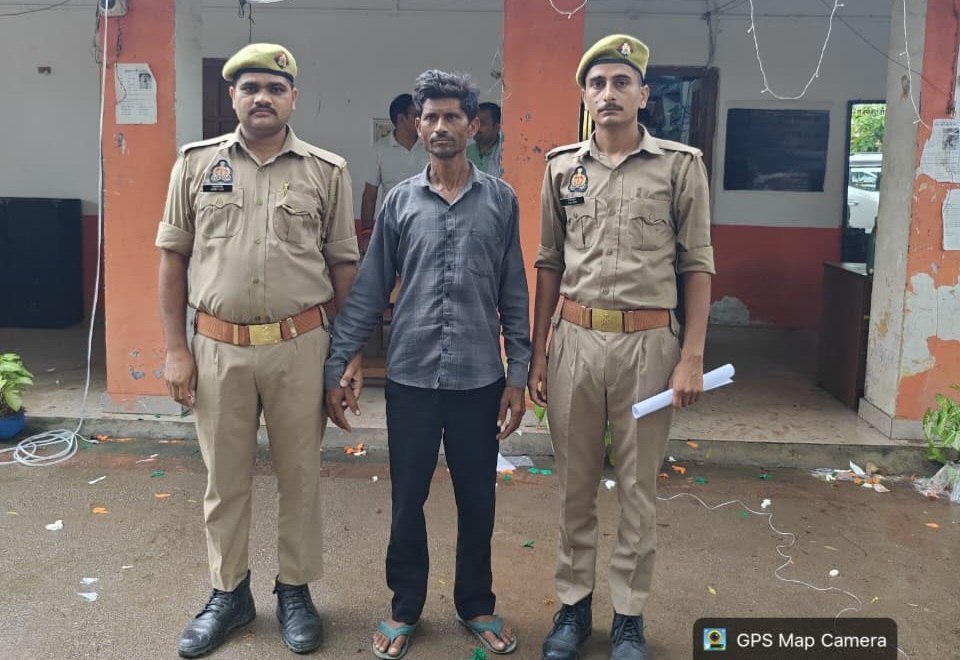 फर्रुखाबाद:जमीन धोखाधड़ी के मामले में वांछित अभियुक्त अवधेश कुमार गिरफ्तार