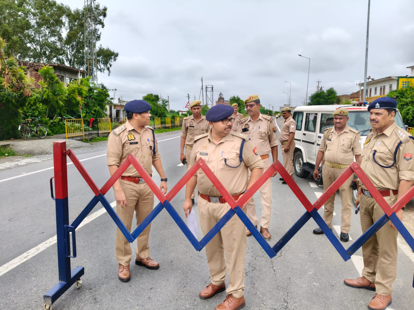 फर्रुखाबाद:श्रावण मास के तृतीय सोमवार को लेकर पुलिस ने कांवड़ मार्गों पर परखी यातायात व्यवस्था