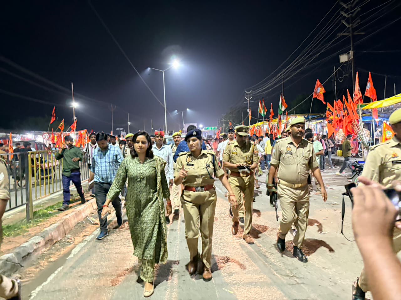 फर्रुखाबाद:श्रावण मास के तृतीय सोमवार को पांचाल घाट पहुंचीं डीएम और एसपी, सुरक्षा व्यवस्था का लिया जायजा