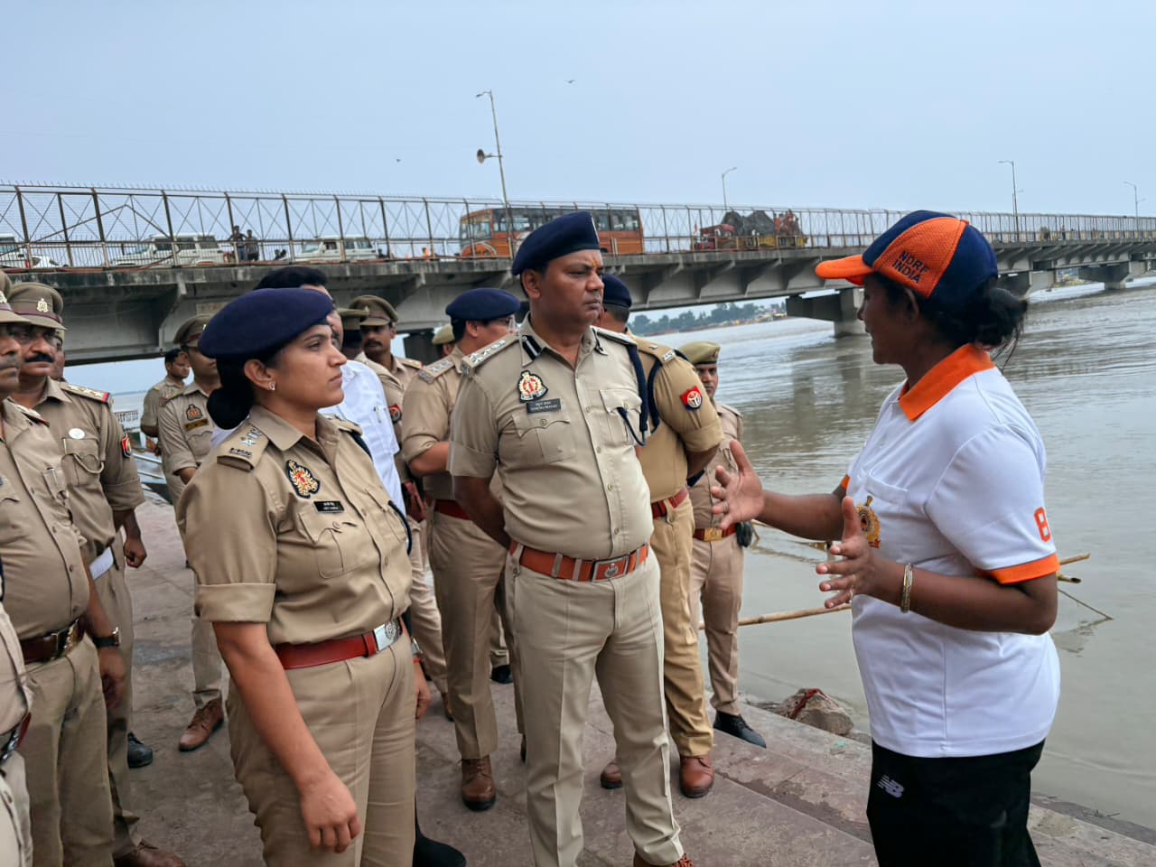 फर्रुखाबाद:पांचालघाट पर डीआईजी और एसपी ने परखी सुरक्षा एवं राहत व्यवस्था, गोताखोरों की तैनाती के दिए निर्देश