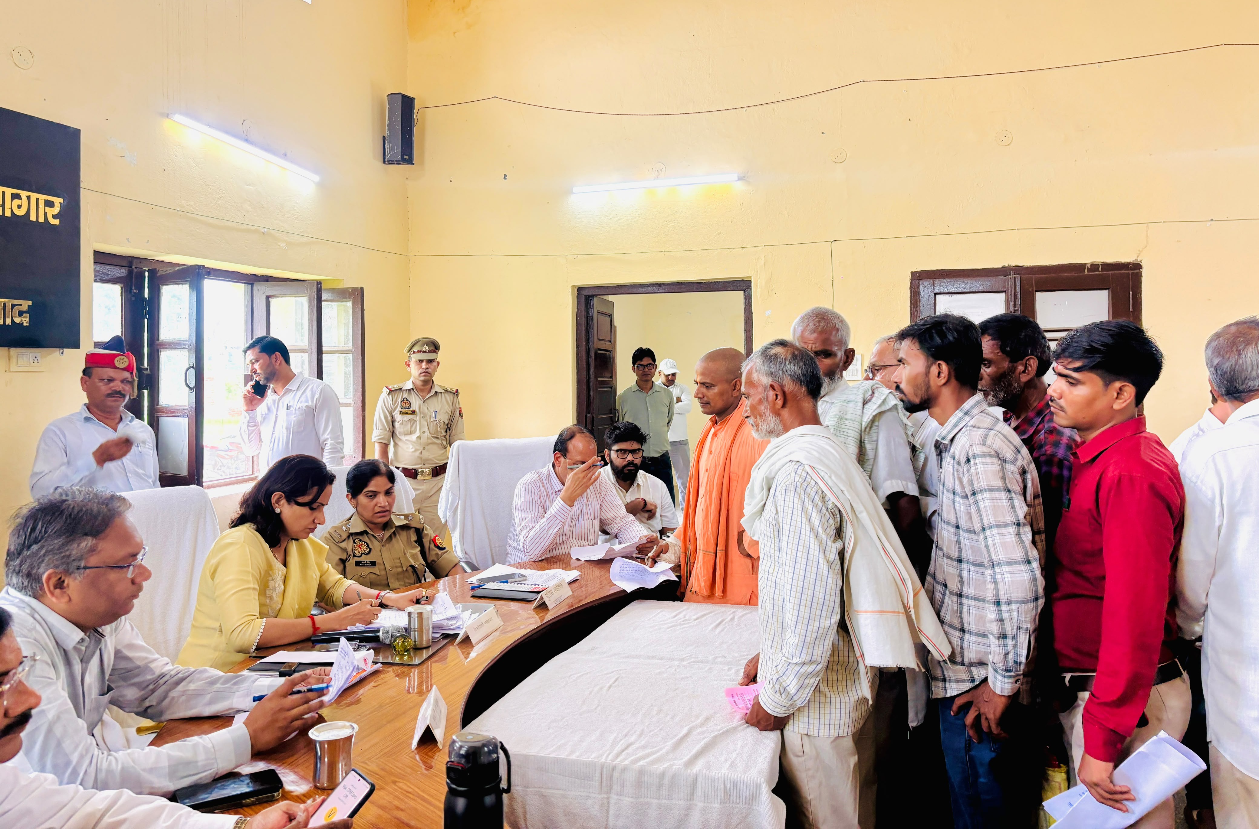 फर्रुखाबाद:तहसील समाधान दिवस में डीएम ने सुनीं फरियादियों की समस्याएं,102 शिकायतें दर्ज, मौके पर 4 का हुआ निस्तारण