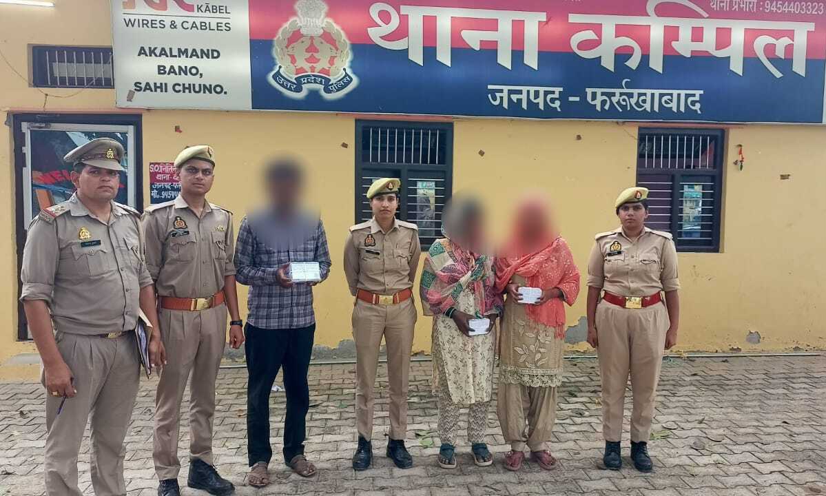 फर्रुखाबाद:ई-रिक्शा में महिला के पर्स से जेवर और नकदी चोरी करने वाले तीन आरोपी गिरफ्तार, चोरी का सामान बरामद